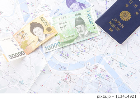 日本のパスポート(一般旅券5年用紺色)と、韓国の通貨ウォンKRWの紙幣 日本のパスポート(一般旅券5年用紺色)と、韓国の通貨ウォンKRWの紙幣 113414921