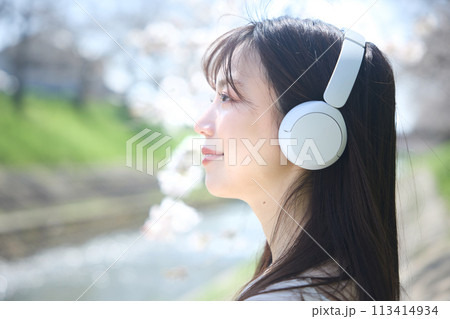 桜の下で音楽を聴く女性 桜の下で音楽を聴く女性 113414934