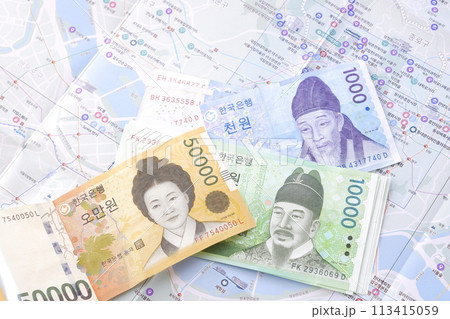 韓国の通貨、ウォンKRWの紙幣と、韓国の地図を用意して、韓国旅行の計画を立てる 113415059