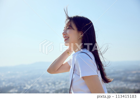 丘の上で遠くを見つめる女性 丘の上で遠くを見つめる女性 113415183