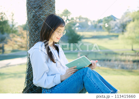 桜の下で本を読む女性 113415660