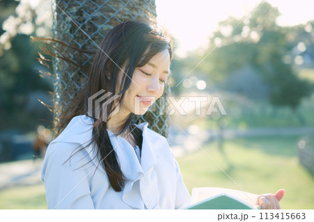 桜の下で本を読む女性 桜の下で本を読む女性 113415663