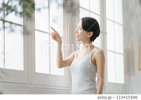 窓の外を見る30代女性 窓の外を見る30代女性 113415806
