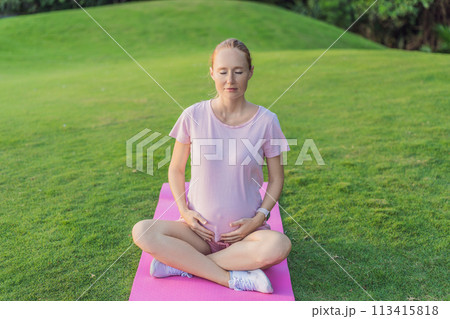 Energetic pregnant woman takes her workout outdoors, using an exercise mat for a refreshing and health-conscious outdoor exercise session 113415818