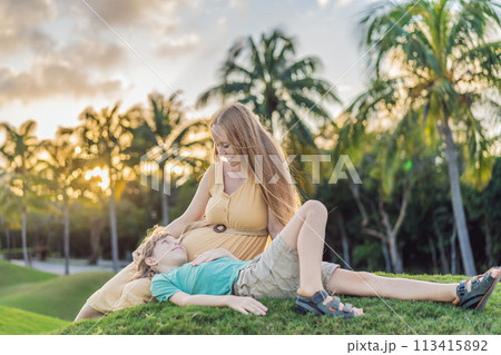 Heartwarming outdoor bonding as a pregnant mom...の写真素材 [113415892] - PIXTA