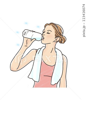 ペットボトルを手に持ち水を飲む女性　水分補給 113416074