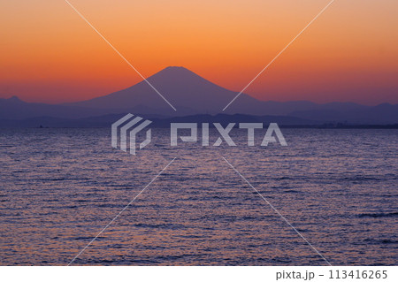 美しい夕焼け空と湘南の海、富士山 113416265