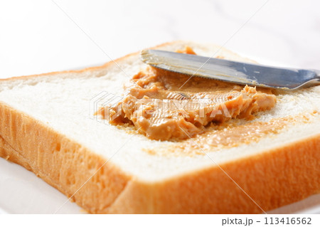 ピーナツバターを塗った食パンの朝ごはん ピーナツバターを塗った食パンの朝ごはん 113416562