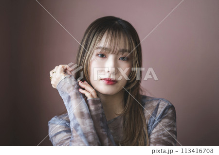 カメラ目線の20代半ばの女性 ポートレート カメラ目線の20代半ばの女性 ポートレート 113416708