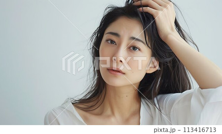 不安な表情で髪を触る女性　AI 113416713