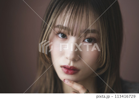 カメラ目線の20代半ばの女性　ポートレート 113416729