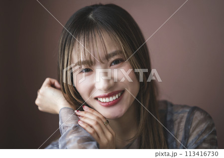 カメラ目線で笑顔の20代の女性 113416730