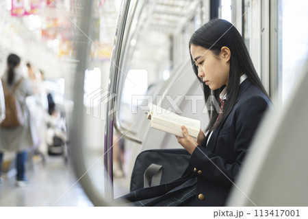 電車の中で本を読む女子高校生 電車の中で本を読む女子高校生 113417001