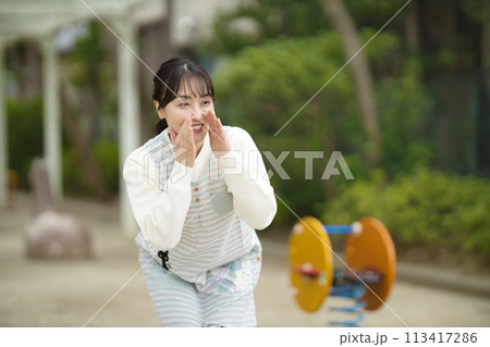 公園で園児を見守る保育士 113417286