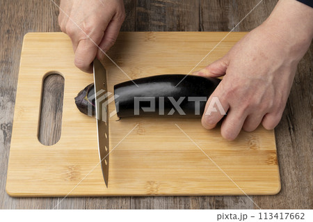 茄子を切る 113417662