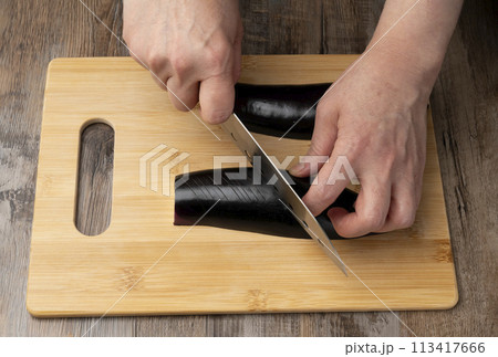 茄子を切る 113417666