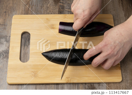茄子を切る 113417667