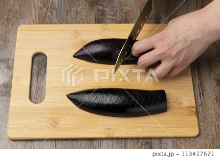 茄子を切る 113417671