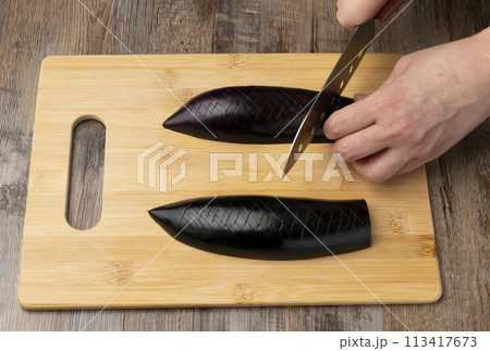 茄子を切る 113417673