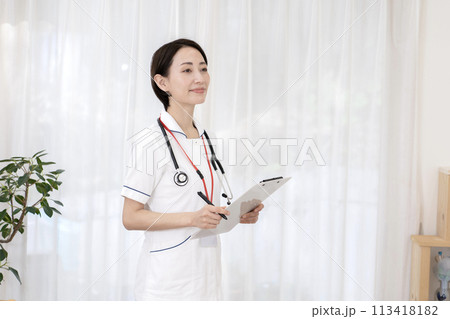 女性看護師　訪問看護　在宅医療 113418182