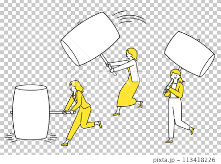 大きなハンマーで叩くポーズの女性・バリエーション 113418226