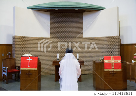 カトリック教会のチャペルでウエディングドレスを着た新婦 113418611
