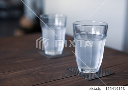 カフェで貰うグラスに入った水 カフェで貰うグラスに入った水 113419168