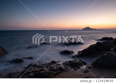 夕暮れの海岸　伊良湖岬 113419638