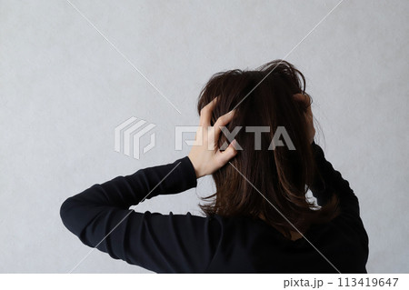 頭を抱える女性　うつ病イメージ  113419647