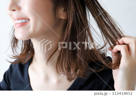 髪の毛を触る女性　ヘアケアイメージ 113419652