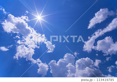 《夏イメージ》夏の太陽と青空 113419785