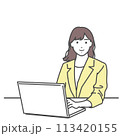 パソコンを使う笑顔のスーツ姿の女性のイラスト　ベクター素材　白バック、白背景、背景なし、透明 113420155