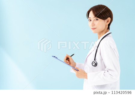 カルテを持つ白衣の女性 問診 カルテを持つ白衣の女性 問診 113420596