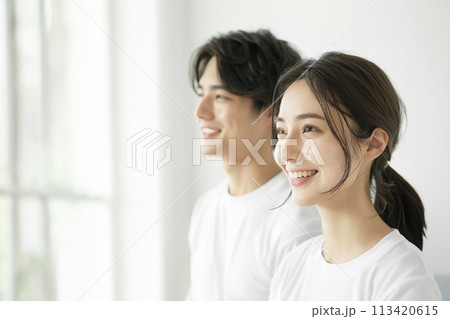 白いTシャツを着て微笑むz世代の男女の横顔　AI生成画像 113420615