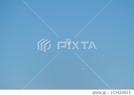 真昼の月に飛行機 113420823