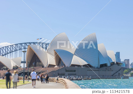 海から見るシドニーのオペラハウスとハーバーブリッジ（人物ぼかしあり） 113421578
