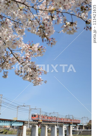 神戸電鉄粟生線の美嚢川鉄橋を渡る列車です 113421635