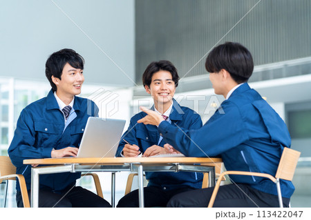 会議をする作業服を着た若い男性のエンジニア 113422047