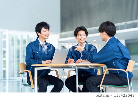 会議をする作業服を着た若い男性のエンジニア 113422048