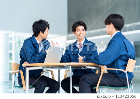 会議をする作業服を着た若い男性のエンジニア 113422050