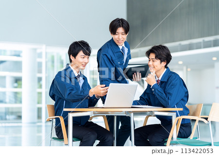 会議をする作業服を着た若い男性のエンジニア 113422053