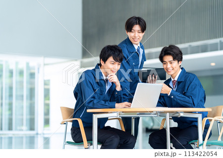 会議をする作業服を着た若い男性のエンジニア 113422054