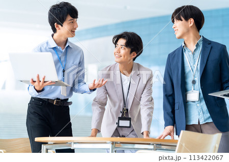 会議をする若い男性のエンジニア 113422067