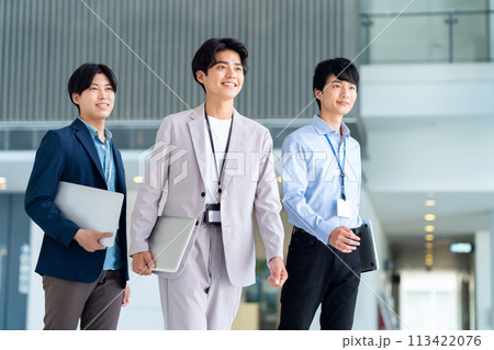 会議をする若い男性のエンジニア 113422076