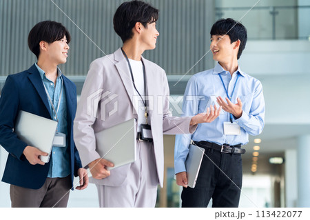 会議をする若い男性のエンジニア 113422077