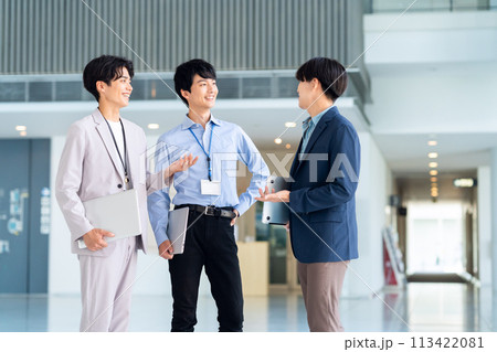 会議をする若い男性のエンジニア 会議をする若い男性のエンジニア 113422081