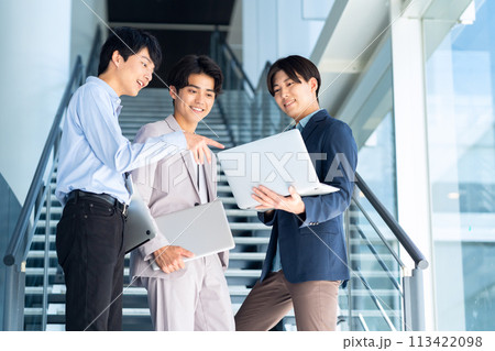 会議をする若い男性のエンジニア 会議をする若い男性のエンジニア 113422098