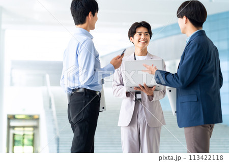 会議をする若い男性のエンジニア 113422118
