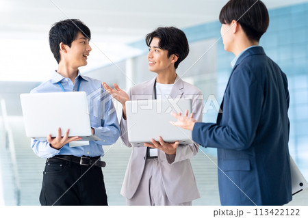 会議をする若い男性のエンジニア 会議をする若い男性のエンジニア 113422122