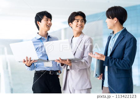 会議をする若い男性のエンジニア 113422123